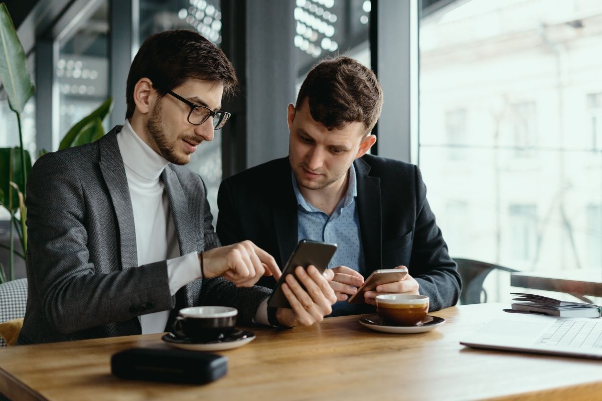 https://content.mtfxgroup.com/uploads/two_businessmen_having_conversation_using_smartphone_3_07846ac8ed.jpg